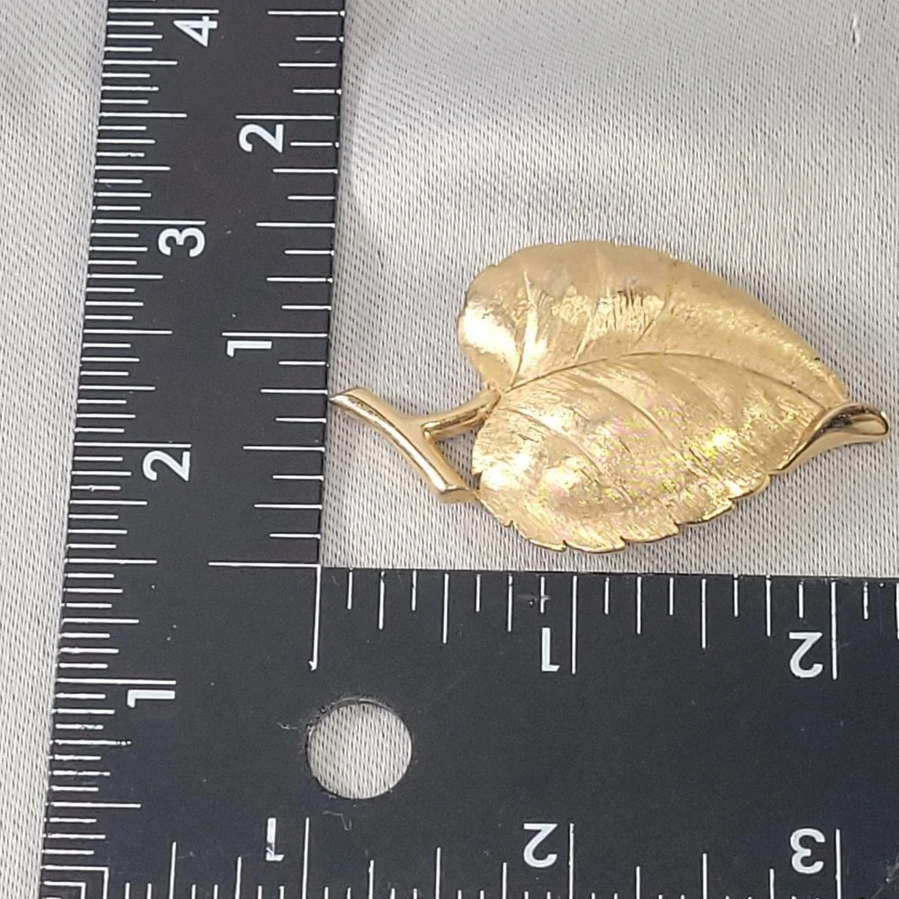 Crown Trifari Vintage Gold Tone Leaf Brooch Textured‎ Botanical Pin